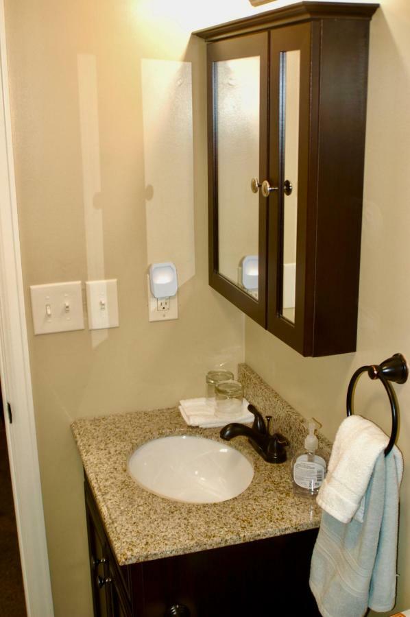 Blue Bear Den 3Br 2Ba Dtc Private Apt Hot Tub المظهر الخارجي الصورة